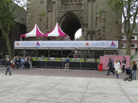 906391 Afbeelding van het opbouwen van een grote bar op het Domplein te Utrecht, voor de viering van Roze Zaterdag 2013.